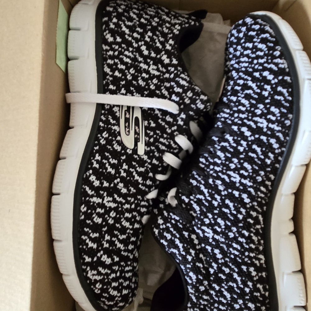 Skechers Black and White Women's Sneakers. Air Cooled Memory Foam.
